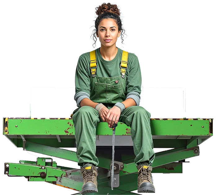 Frau in grüner Arbeitskleidung sitzt auf grüner Hebebühne und blickt ruhig in die Kamera.